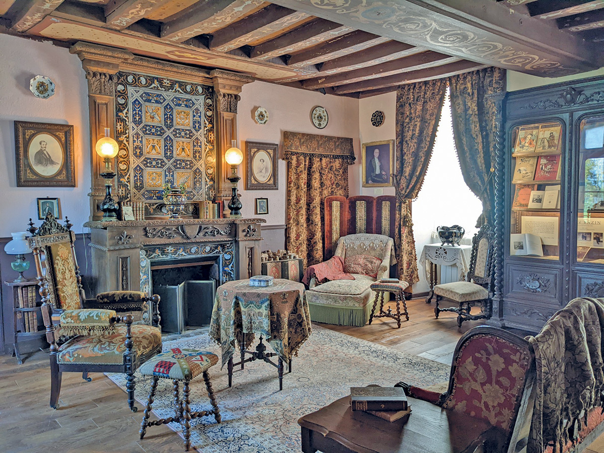 Le salon reconstitué dans la maison d’Hervé  Bazin. © Château  du Patys