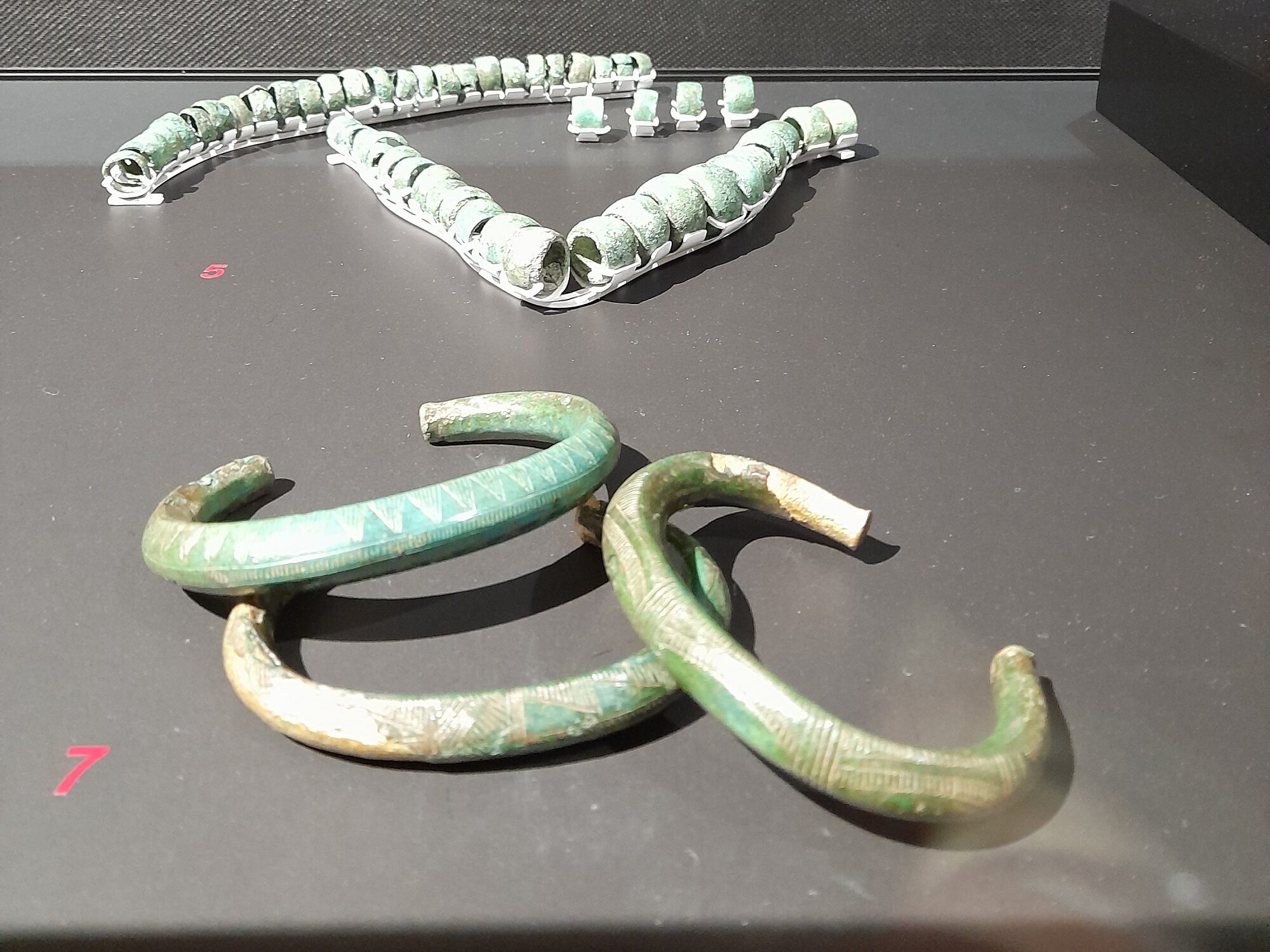 Perles et bracelets en cuivre du Néolithique. © Éléonore Fournié