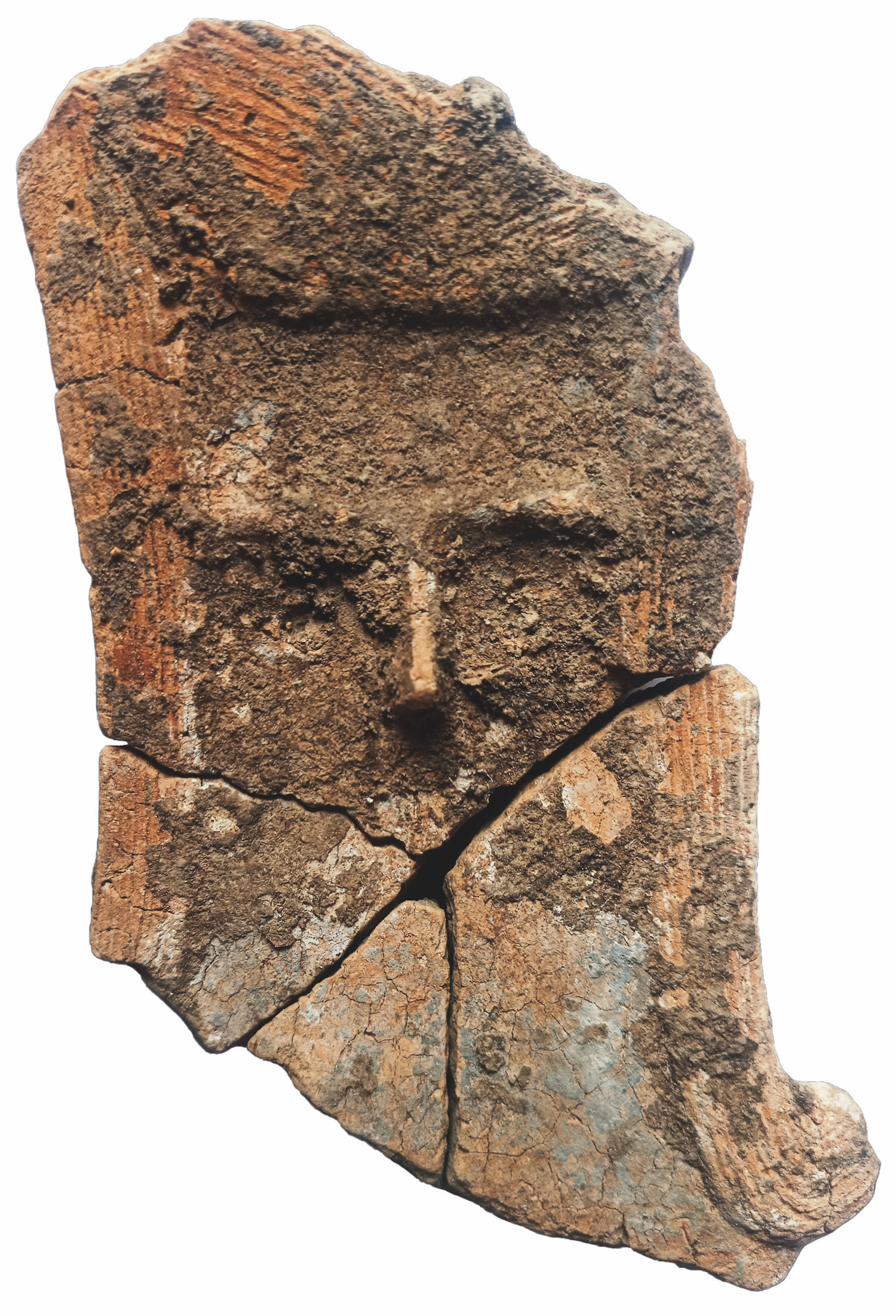 La figurine néolithique trouvée à Montpellier et datée entre 3900 et 3700 avant notre ère (détail). Les traits du visage, la coiffe, ainsi que les traces de polychromie sont bien visibles. Cliché de travail réalisé avant nettoyage, stabilisation et restauration. © ACTER