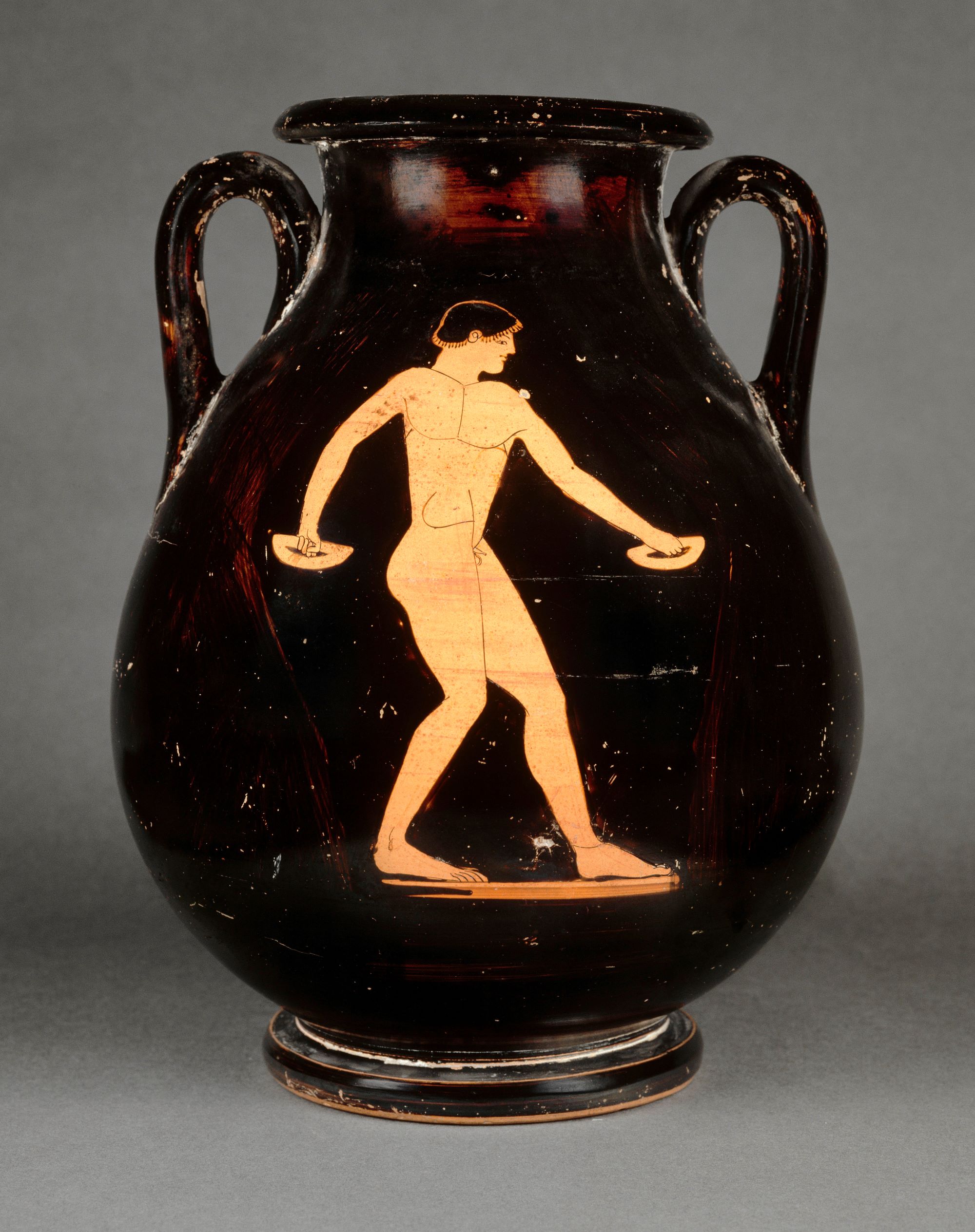 Athlète tenant un haltère dans chaque main et se préparant au saut en longueur. Pélikè à figures rouges, Peintre d’Argos, vers 480-470 avant J.-C. Paris, musée du Louvre. © RMN-GP / H. Lewandowski