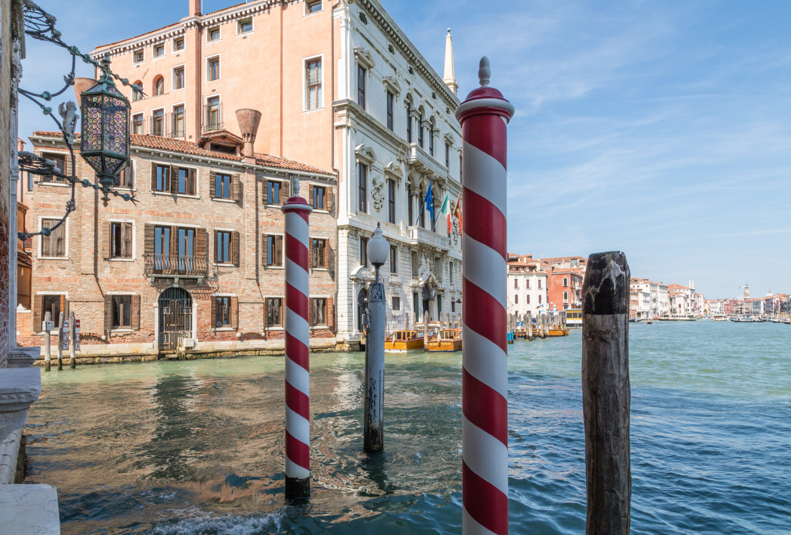 Vue extérieure sur le Grand Canal. Fondation Masieri, galerie Negropontes, Palazzina Masieri, Venise. © DR