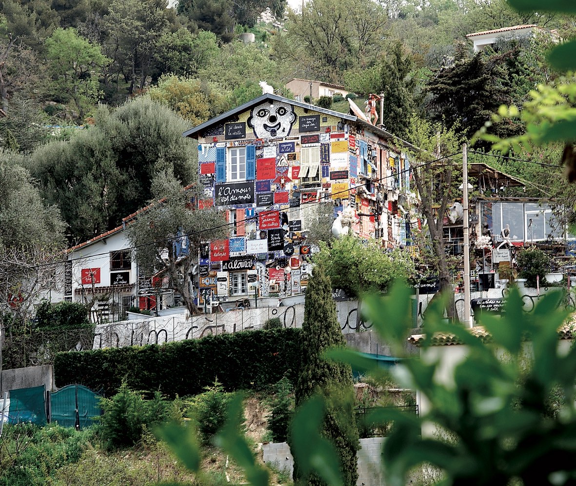 La maison de Ben nichée sur les hauteurs de Nice. © Claude Germain