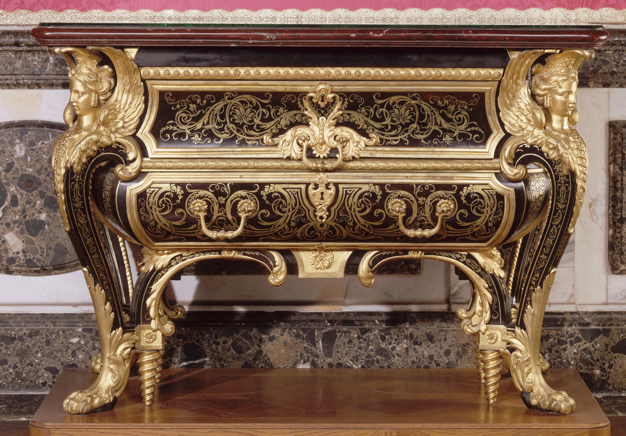 André Charles Boulle (1642-1732, reçu maître avant 1666), commode, d’une paire, pour la chambre du roi à Trianon, 1708-1709. Versailles, musée national des châteaux de Versailles et de Trianon. © RMN-Grand Palais (château de Versailles) / Hervé Lewandowski