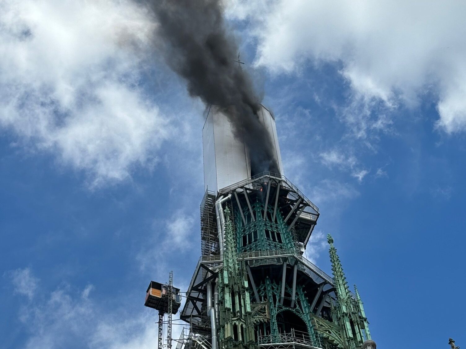 Un nuage de fumée s'échappe de la flèche de la cathédrale de Rouen le 11 juillet 2024, en fin de matinée. © Préfet de Normandie et de la Seine-Maritime / X