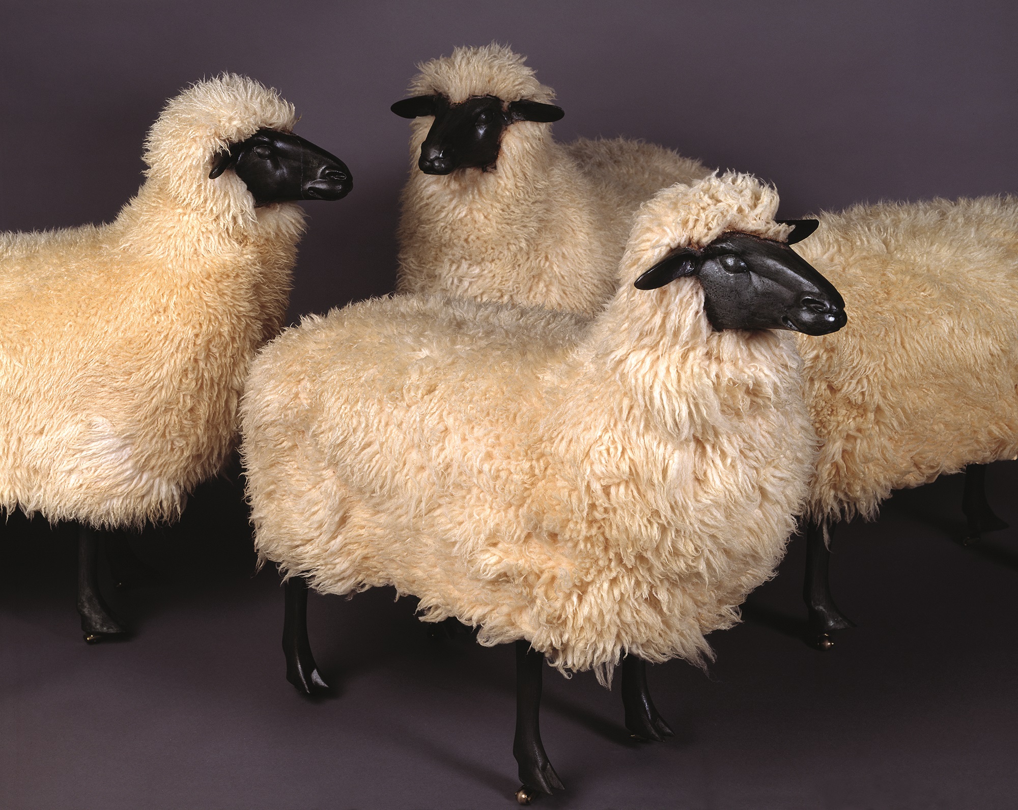 François-Xavier Lalanne (1927-2008), Troupeau de moutons, 1965-1979. Peau de mouton, métaux, bois, tailles variables. Paris, Centre Pompidou. Photo service de presse. © Centre Pompidou, MNAM-CCI/Philippe Migeat/Dist. RMN-GP © Adagp, Paris 2024