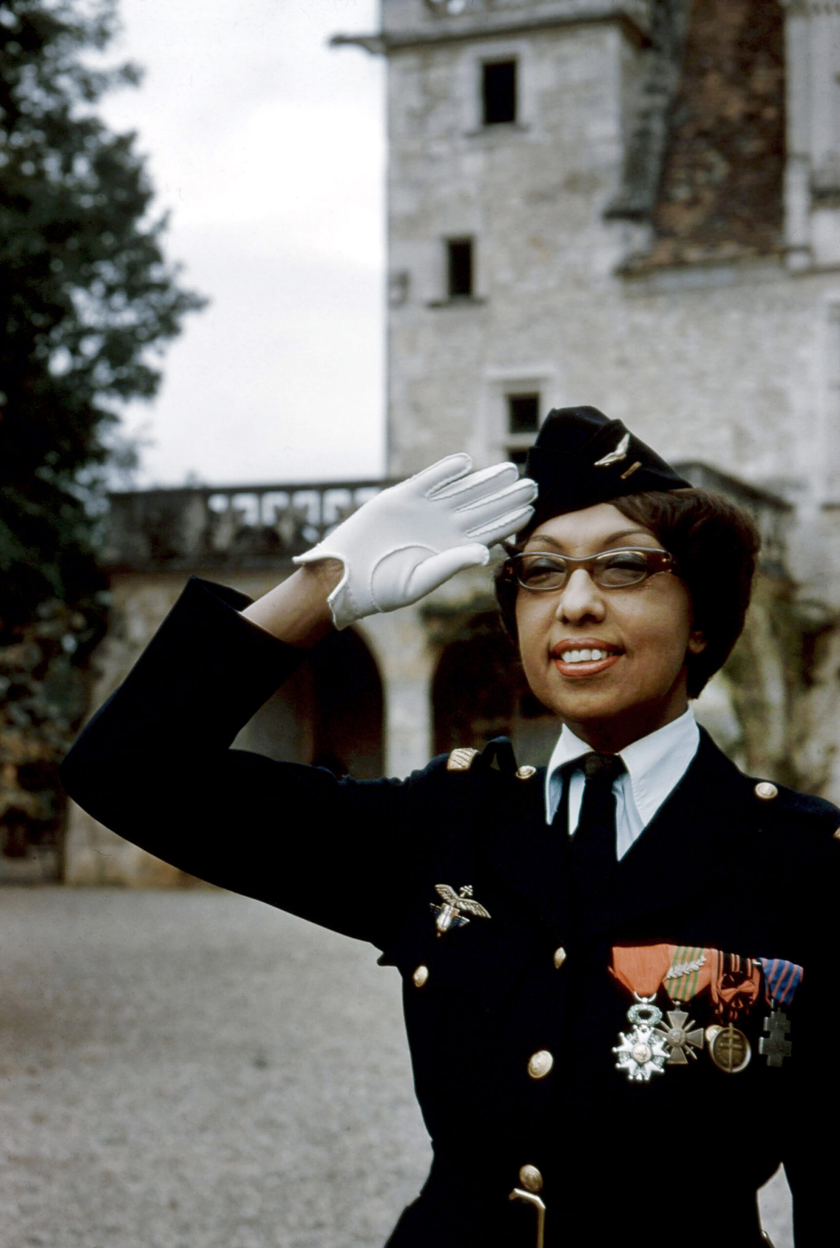 Joséphine Baker médaillée de la Légion d’honneur et de la Croix de guerre, août 1961. Photo service de presse. © Georges Ménager – Paris Match