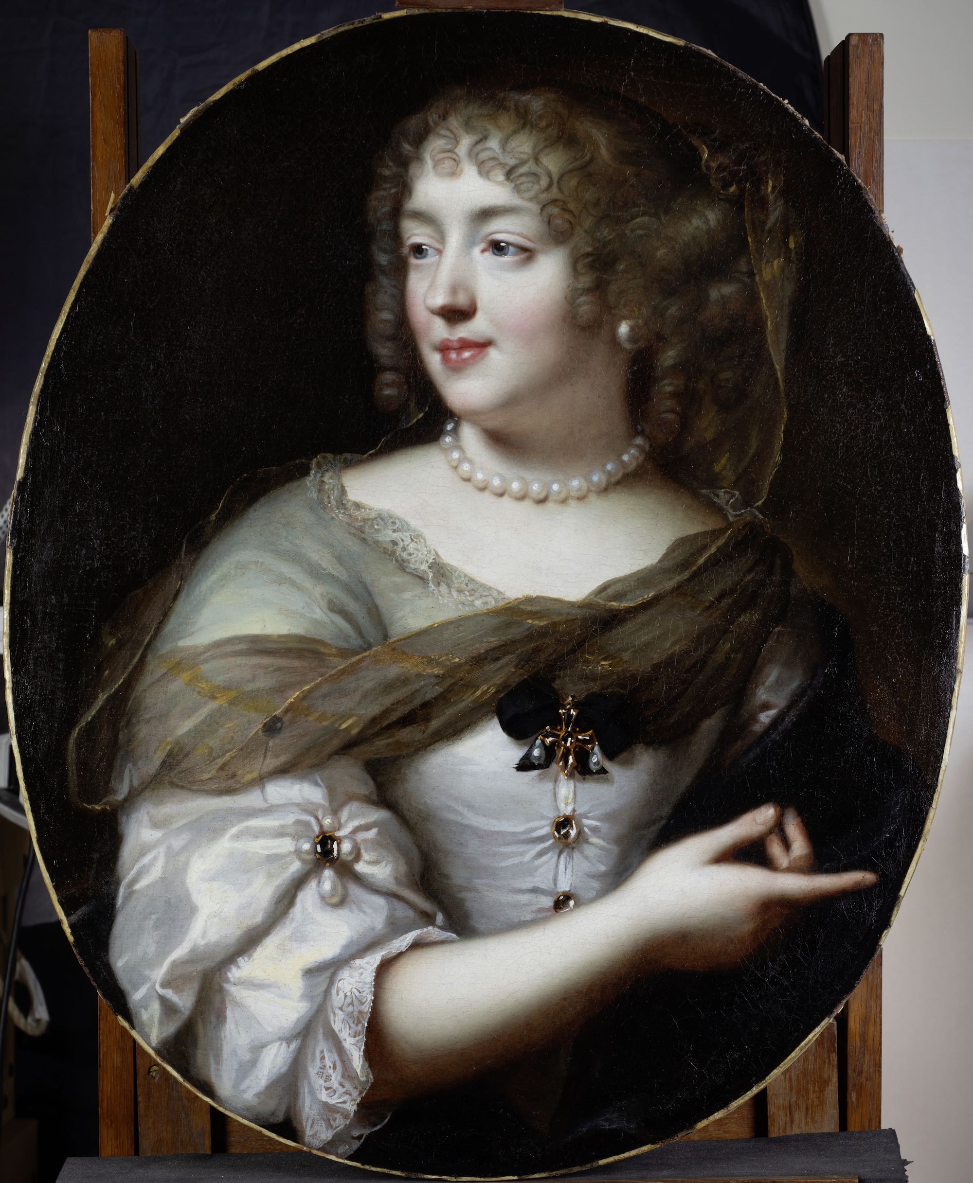 Anonyme, d’après Claude Lefebvre, Portrait de Madame de Sévigné, troisième tiers du XVIIe siècle. Huile sur toile, 84 x 65,5 cm (retaillé à partir d’une œuvre rectangulaire). Collection particulière. Photo service de presse. © DR