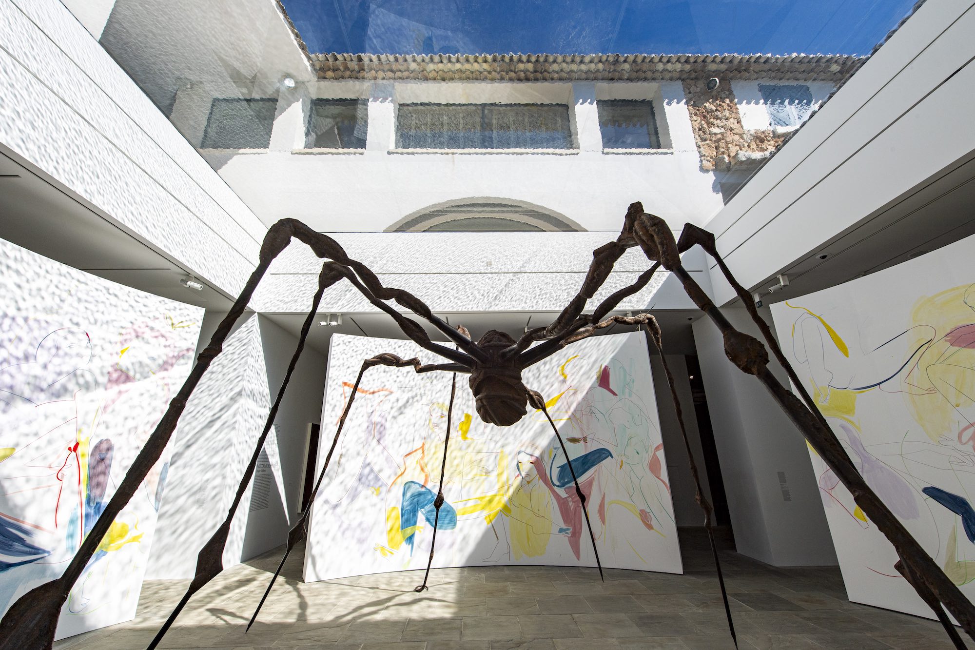 Louise Bourgeois (1911-2010), Spider (Araignée). Paris Musées / Musée d’Art moderne. © Louise Bourgeois, ADAGP, Paris, 2024 ; France-Lise McGurn (née en 1983), I’m at that party right now, 2024. Commissioned by Fondation Carmignac. Photo service de presse. © Photo Thibaut Chapotot / Fondation Carmignac