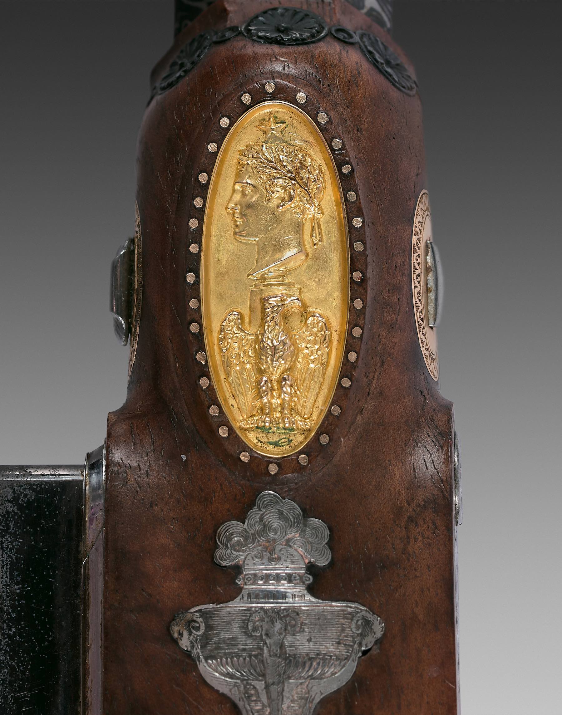 Louis-Marin Gosset (actif au début du XIXe siècle), coffret nécessaire de deux pistolets ayant appartenu à Napoléon Ier. Monture en noyer tigré à fût long, 18 x 32 x 8 cm (coffret). © Cabinet Sébert