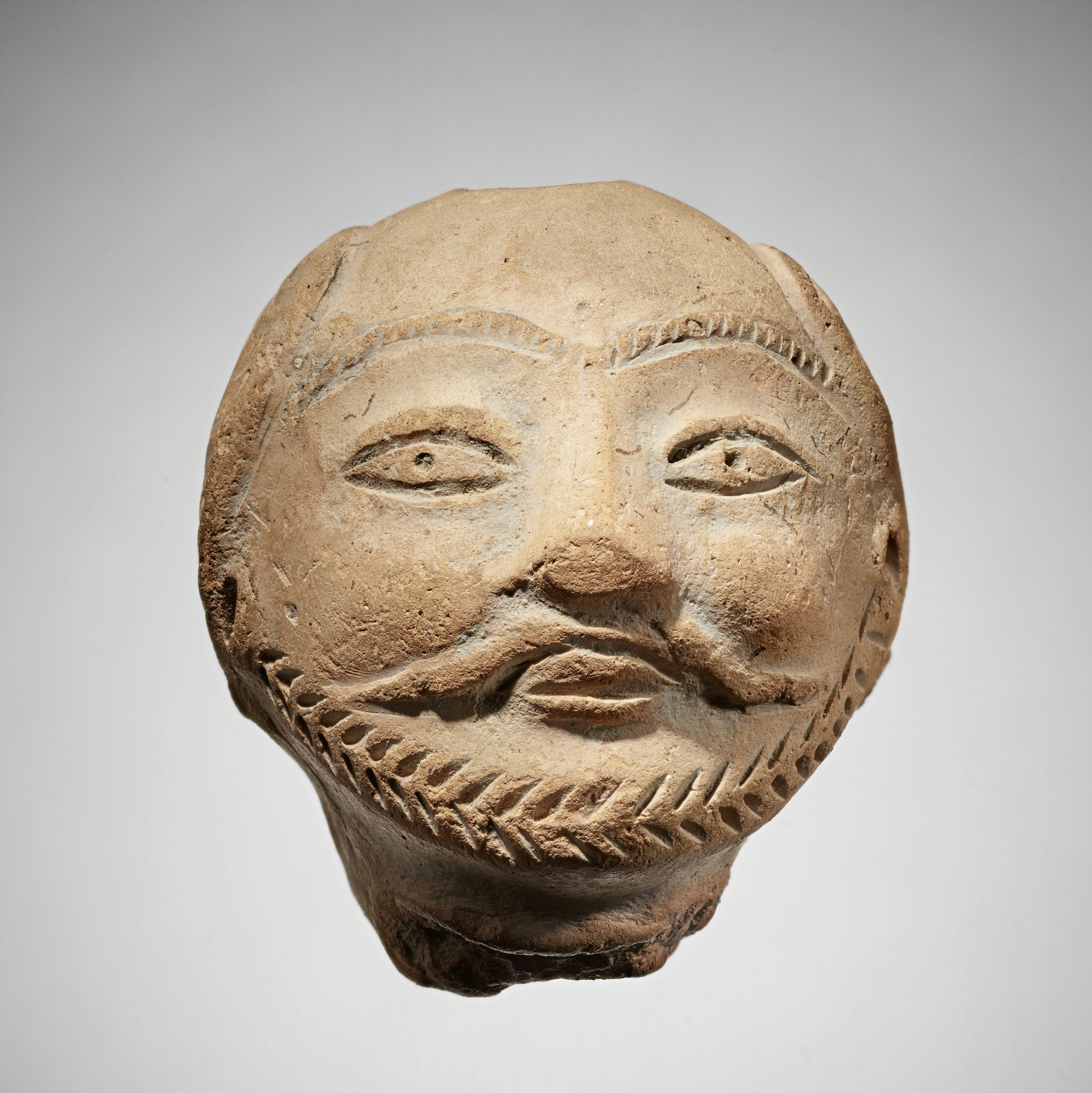 Tête masculine à moustache, Chine, IIe-IIIe siècles, musée national des arts asiatiques – Guimet. © MNAAG, Dist. RMN-Grand Palais, Michel Urtado, SP