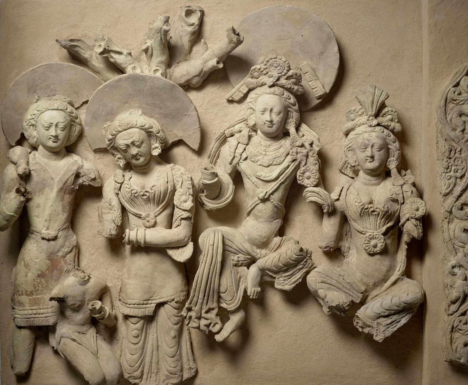 Bas-relief illustrant une des vies antérieures du Bouddha. VIe - VIIe siècles. Monastère de Toqquz Saraï, grand temple aux bas-reliefs B, Toumshouq, Chine.Terre crue. Paris, Musée national des arts asiatiques – Guimet. © MNAAG, Dist. RMN-Grand Palais / Thierry Ollivier, SP