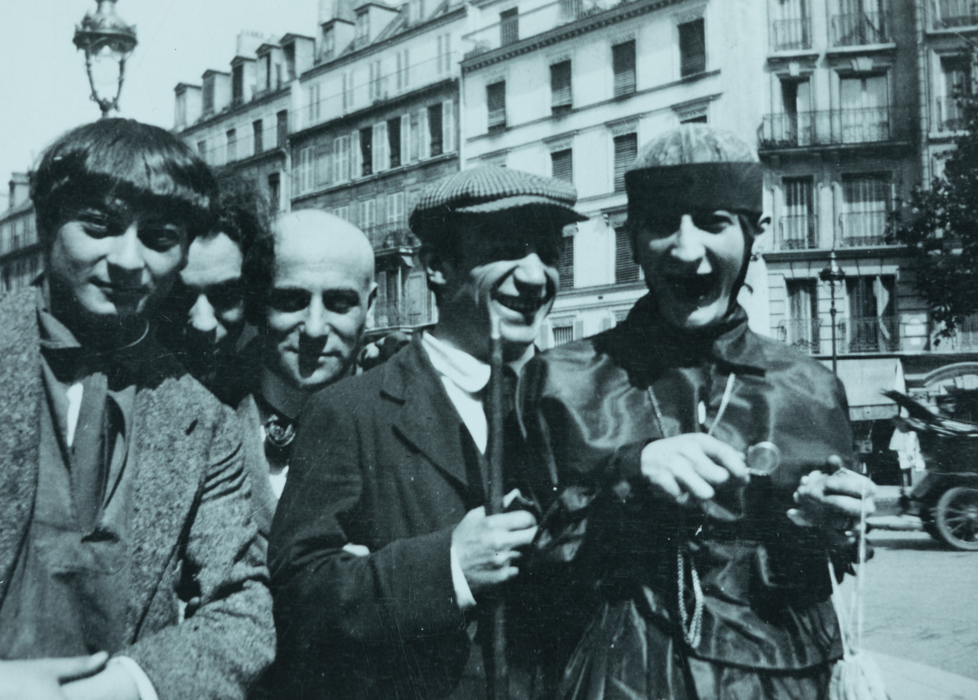 Jean Cocteau (1889-1963), 12 août 1916 (de gauche à droite : Moïse Kisling, Manuel Ortiz de Zarate, Max Jacob, Pâquerette et Pablo Picasso, boulevard Montparnasse, près du métro Vavin, devant le café La Rotonde), 1989 (tirage). Photographie, 28 x 35,5 cm. Collection privée.