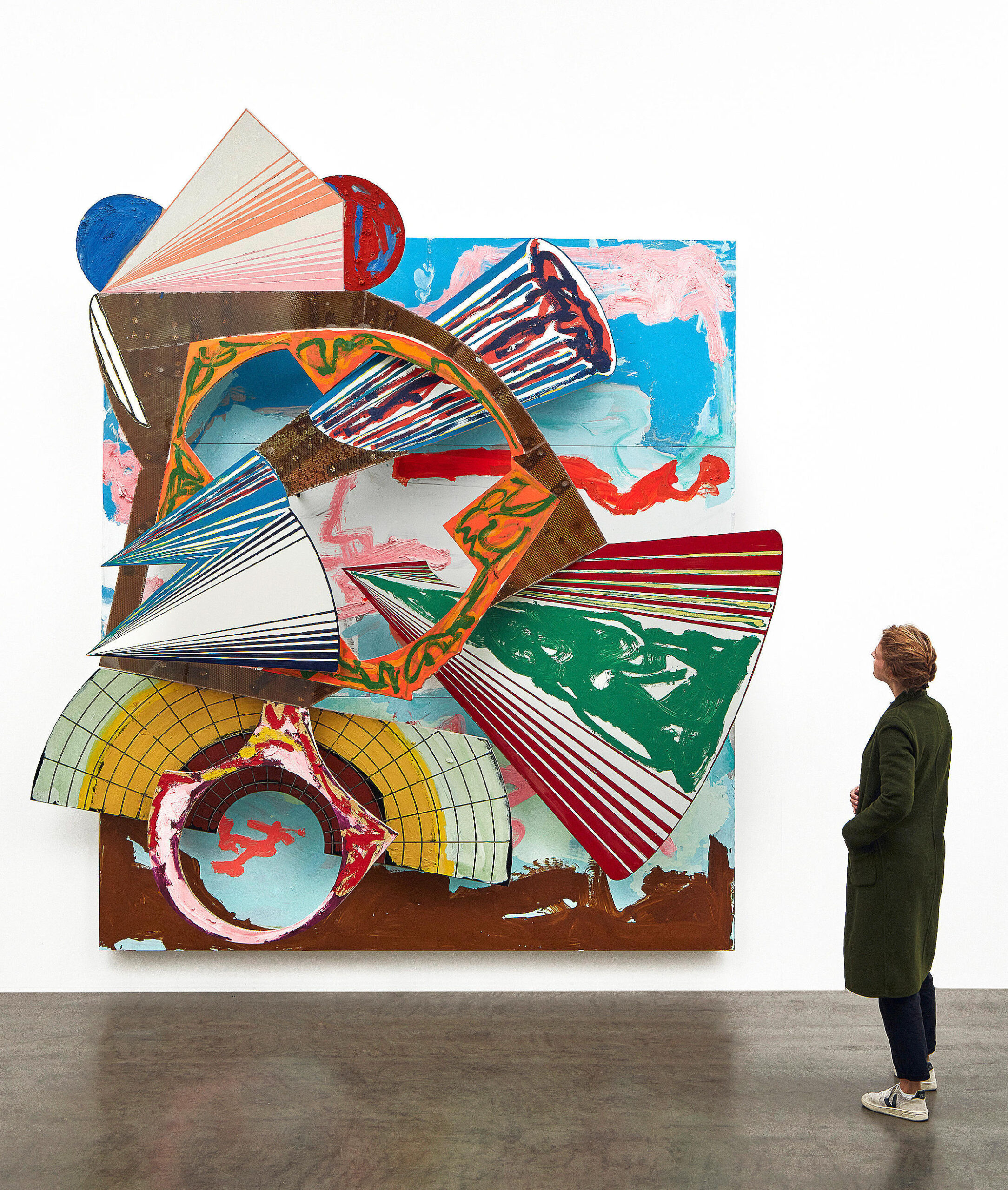 Frank Stella (1936-2024), La prima spada e l'ultima scopa, 1983. Peinture polymère synthétique sur panneaux nid d'abeille en aluminium et panneau acrylique, 379,7 x 346,1 x 86,4 cm. Photo service de presse. © Frank Stella Studio 