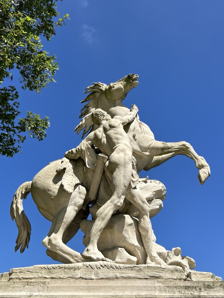 D’après Guillaume Coustou (1677-1746), Cheval retenu par un palefrenier. Moulage installé en 1985 à l’emplacement des sculptures originales des Chevaux de Marly. Marly, Domaine national de Marly. © OPM