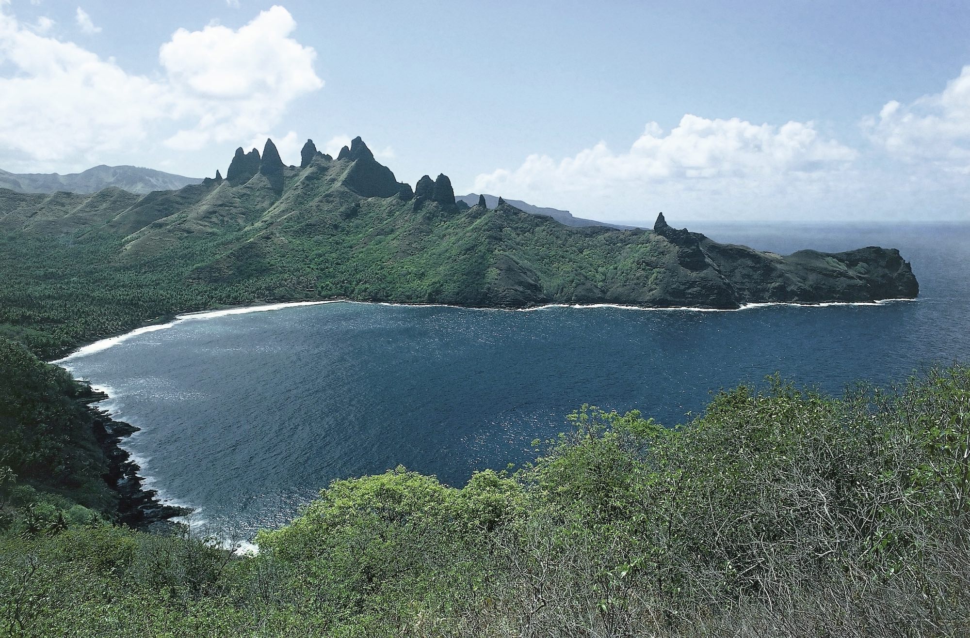 Vue de la baie d’Akapa sur l’île de Nuku Hiva aux Marquises. © NPL - DeA Picture Library, Bridgeman Images
