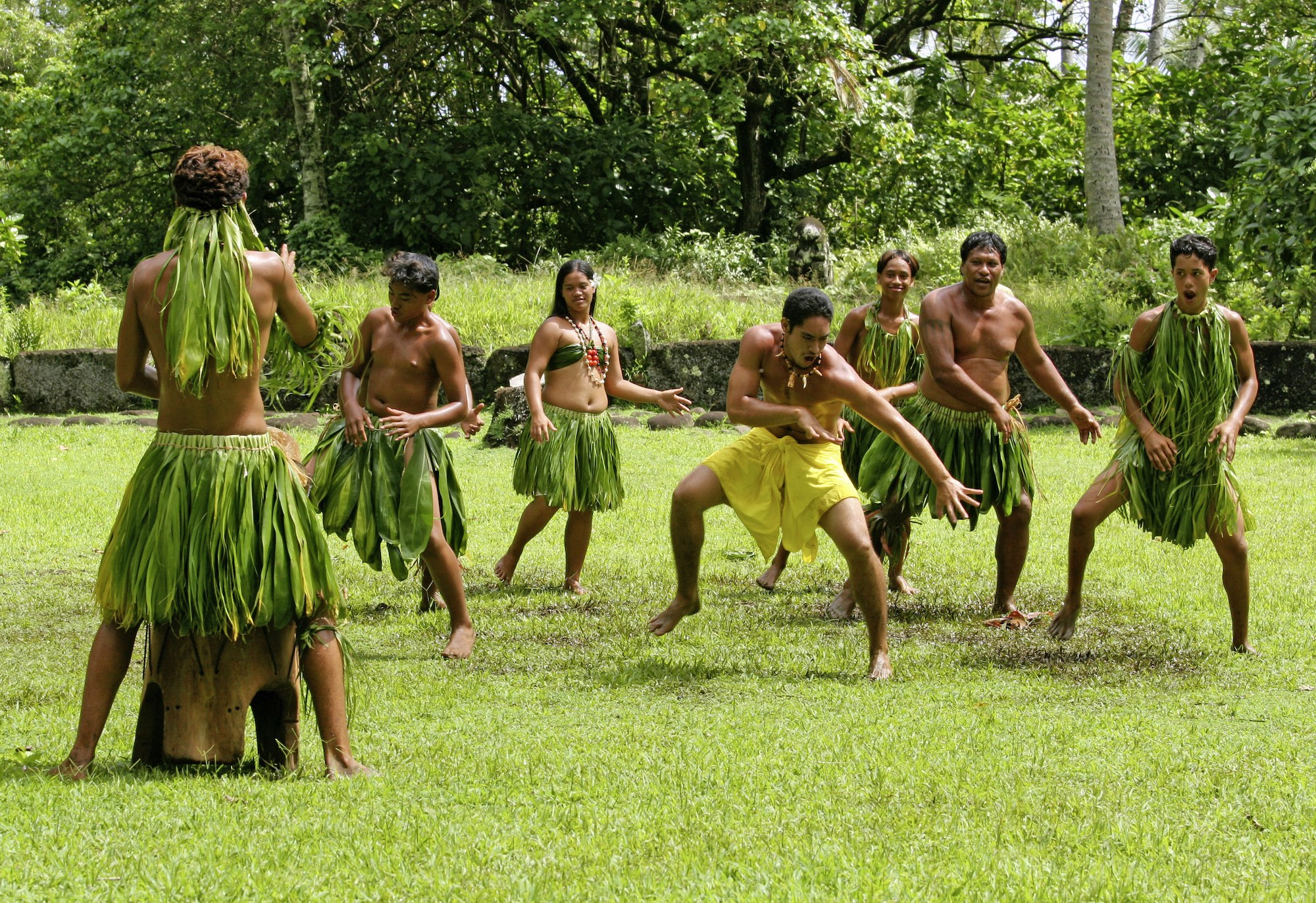 Danseurs d’Hatiheu sur le tohua Hikokua, île de Nuku Hiva. © B. Postel