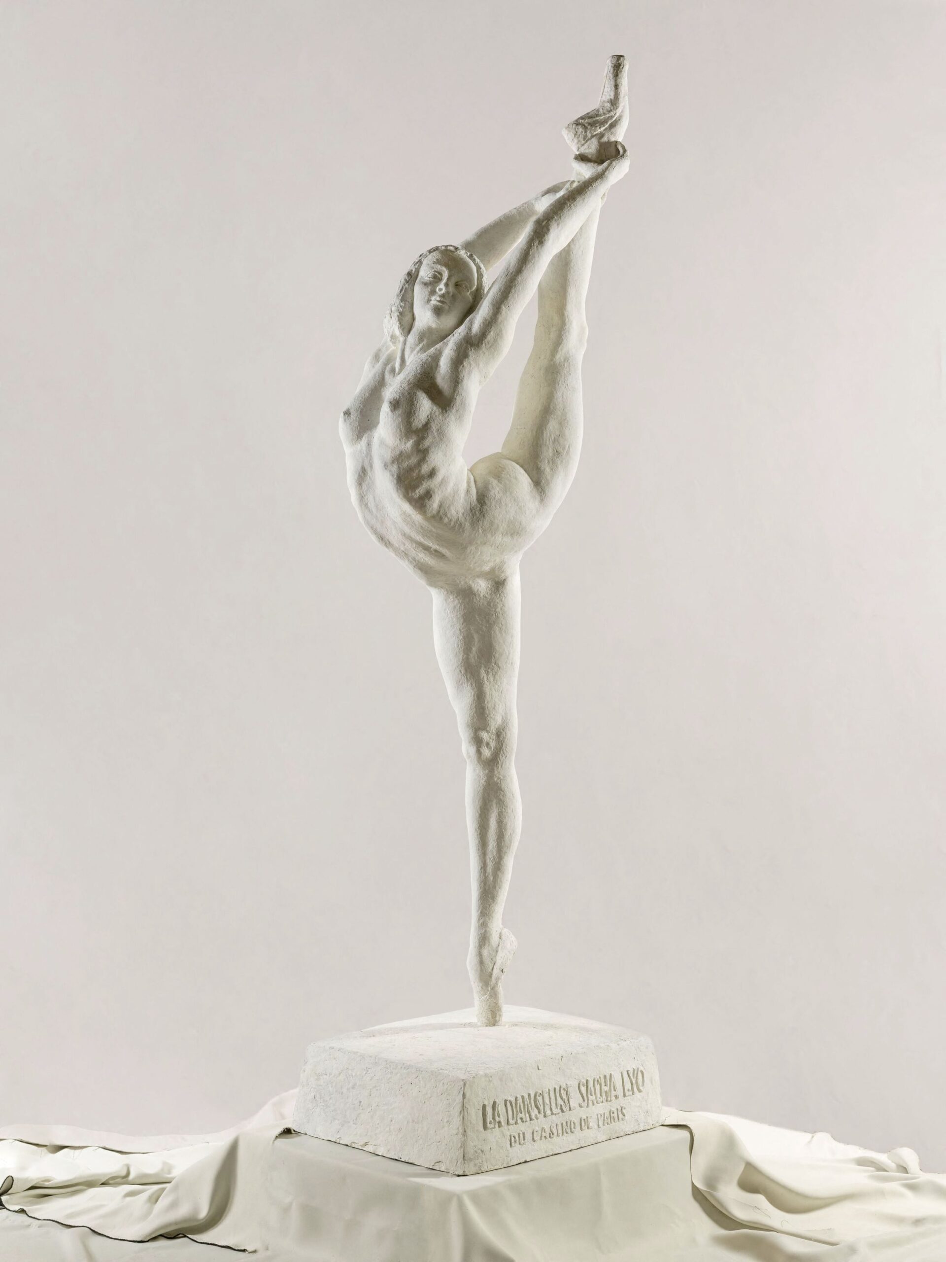 Serge Youriévitch (1876-1969), La Danseuse Sacha Lyo, 1932-1933. Plâtre, 253 x 70 x 53 cm. Dépôt de la Conservation des œuvres d’art religieuses et civiles (COARC). Petit Palais, musée des Beaux-Arts de la Ville de Paris. Photo service de presse. © Paris Musées / Petit Palais