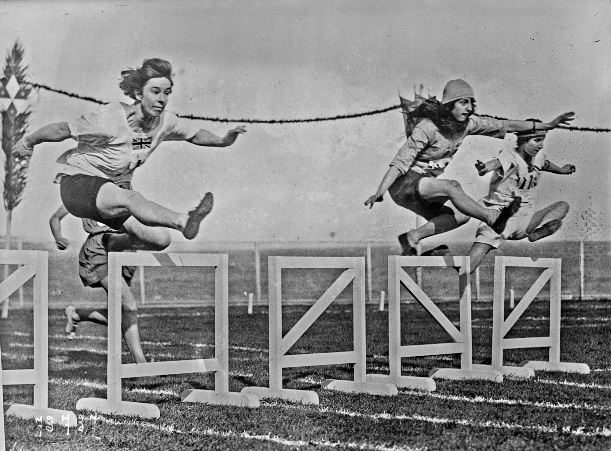 Agence Rol, Olympiades [féminines] de Monte-Carlo 1920, 74 mètres haies, miss Wright [à gauche, le 17 avril 1922]. Photo service de presse. © BnF