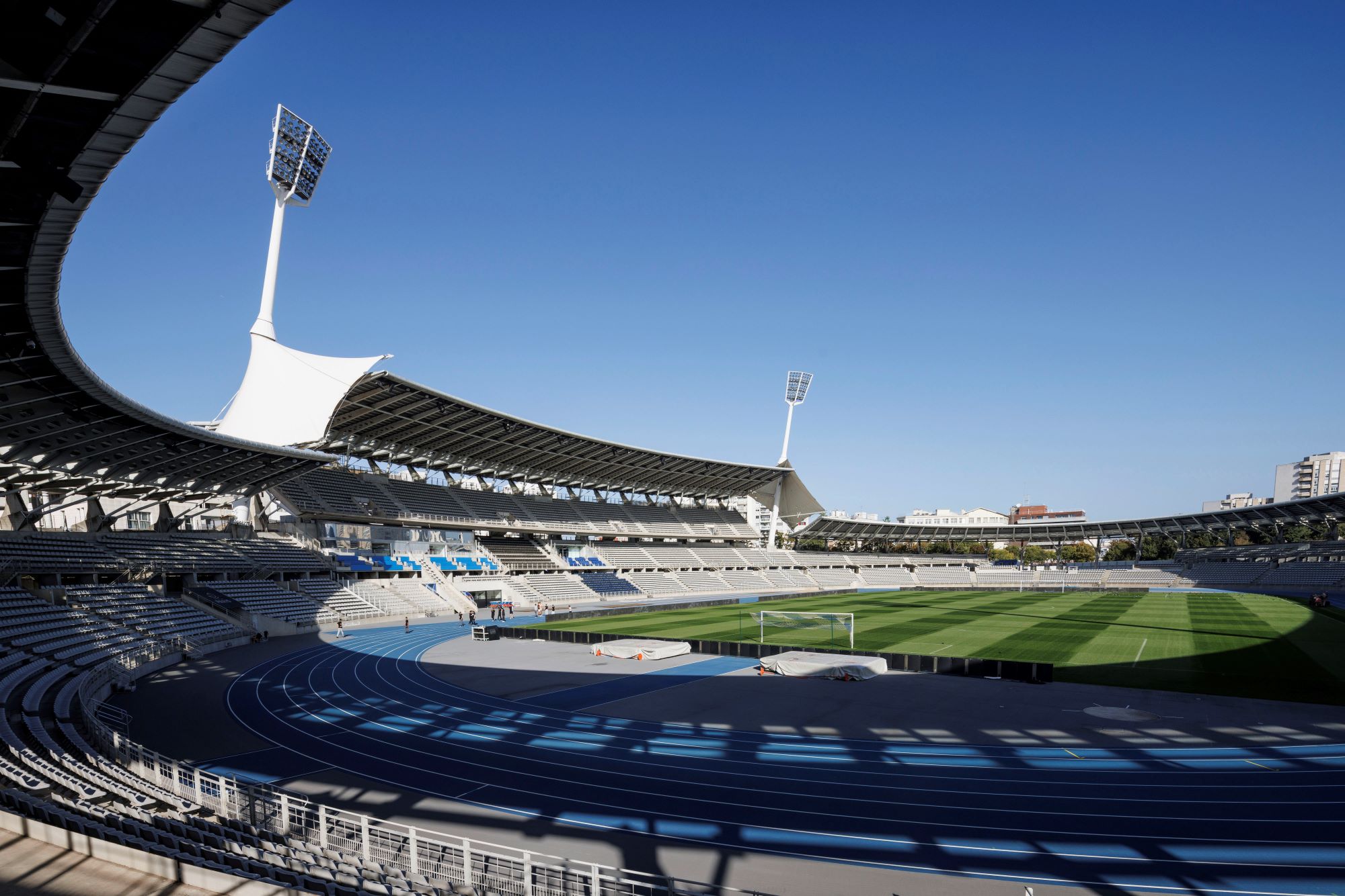 Stade Charléty, vue générale du terrain et de la tribune d’honneur , 1989-1994, Henri et Bruno Gaudin, architectes. © Pascal Lemaître / Centre des monuments nationaux