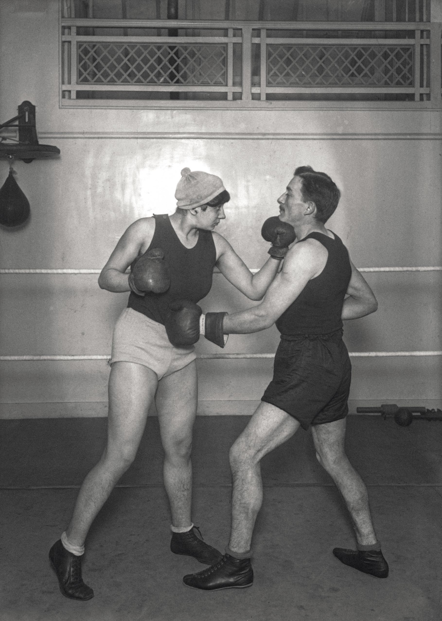 Agence Rol, Entraînement de Mle Violette Moriss avec un sparing partner. Paris, BnF. Photo service de presse. © BnF