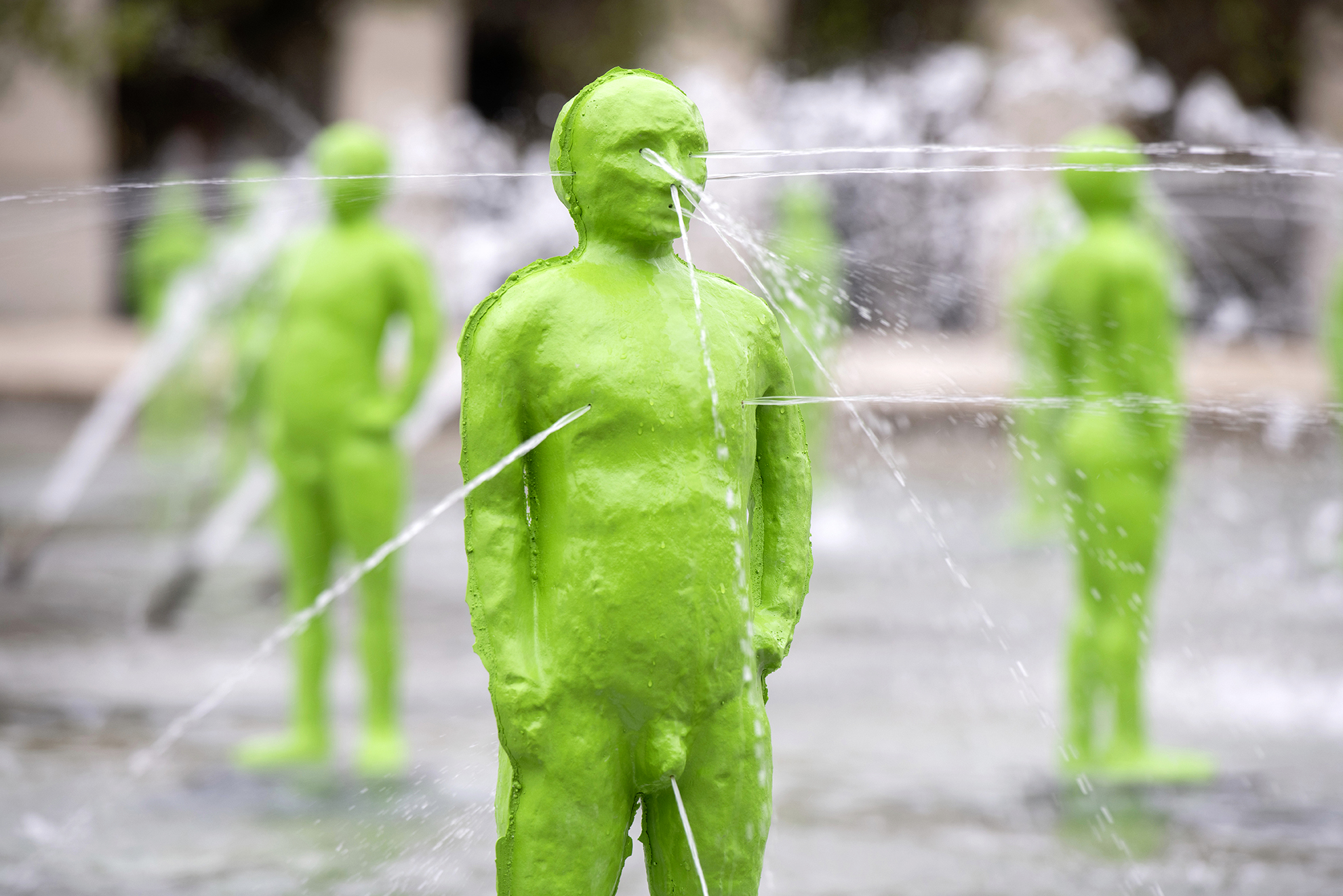 Vue de l’installation de Fabrice Hyber dans la fontaine des jardins du Domaine national du Palais-Royal, 2022. Photo service de presse. © Didier Plowy – CMN