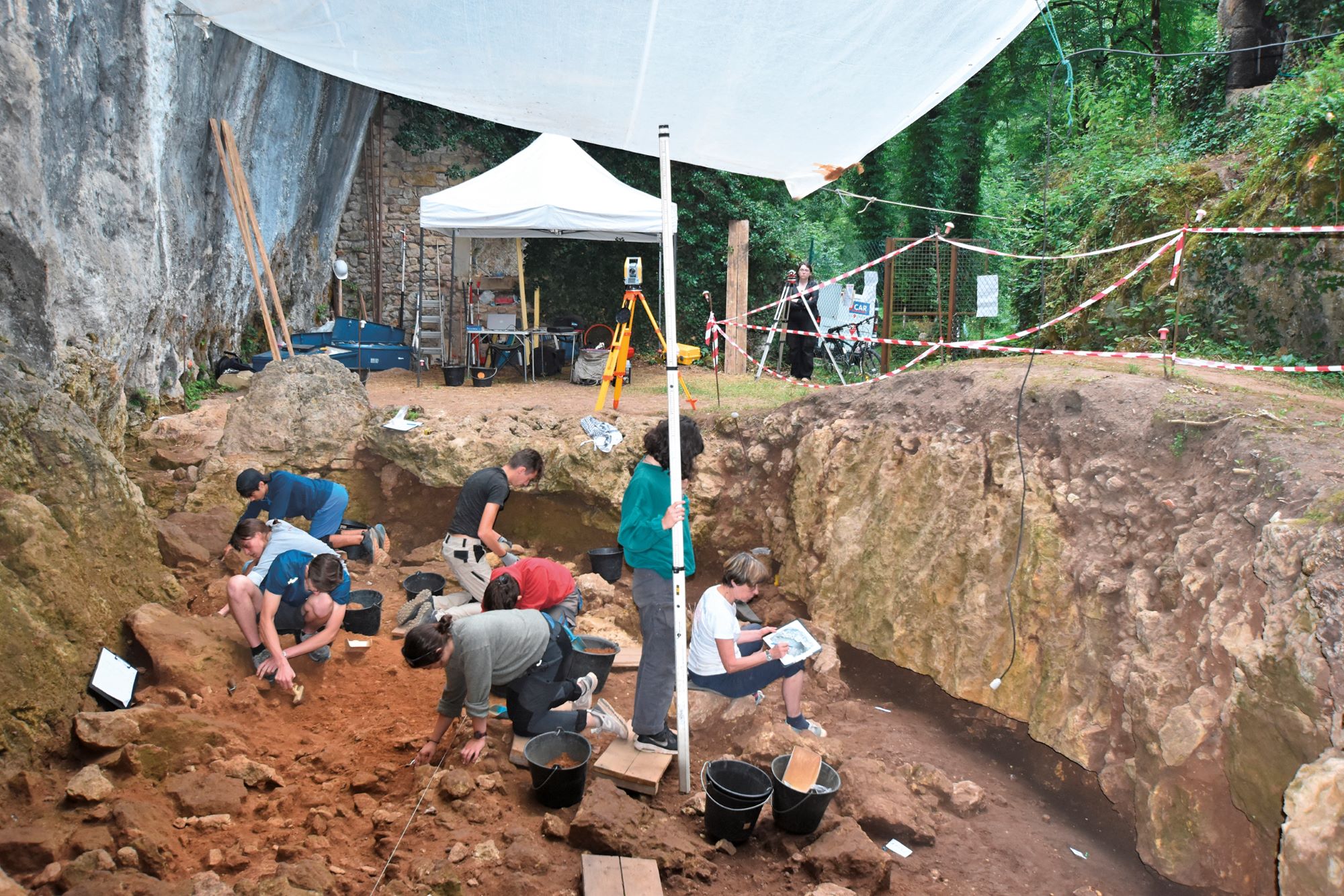 Fouille en cours sur le site de Roquemissou (Montrozier, Aveyron) dans les niveaux du Mésolithique, ici autour de 6500 ans avant notre ère. © T. Perrin, juillet 2023