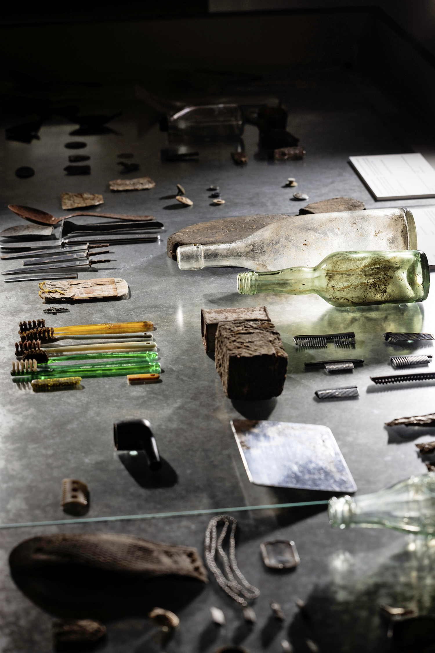 Objets mis au jour dans différents types de camps. Camp de prisonniers de guerre allemands de Vandœuvre-lès- Nancy. Drac Grand-Est, SRA, Centre de conservation et d’étude de Lorraine. © Laténium, Guillaume Perret