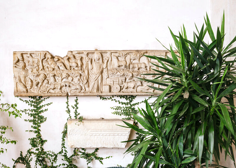 Sarcophage paléochrétien, fin du IIIe siècle, exposé dans la loggia du palais Farnèse. © EFR, Christian Mantuano