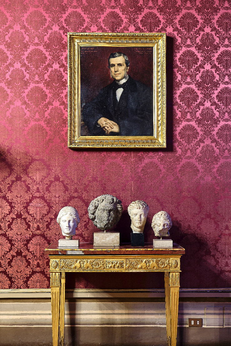 Portrait d’Auguste Geffroy, œuvre de Jules-Eugène Lenepveu, et sculptures exposées dans le Salon rouge du palais Farnèse. © EFR, Andrea Belardinelli