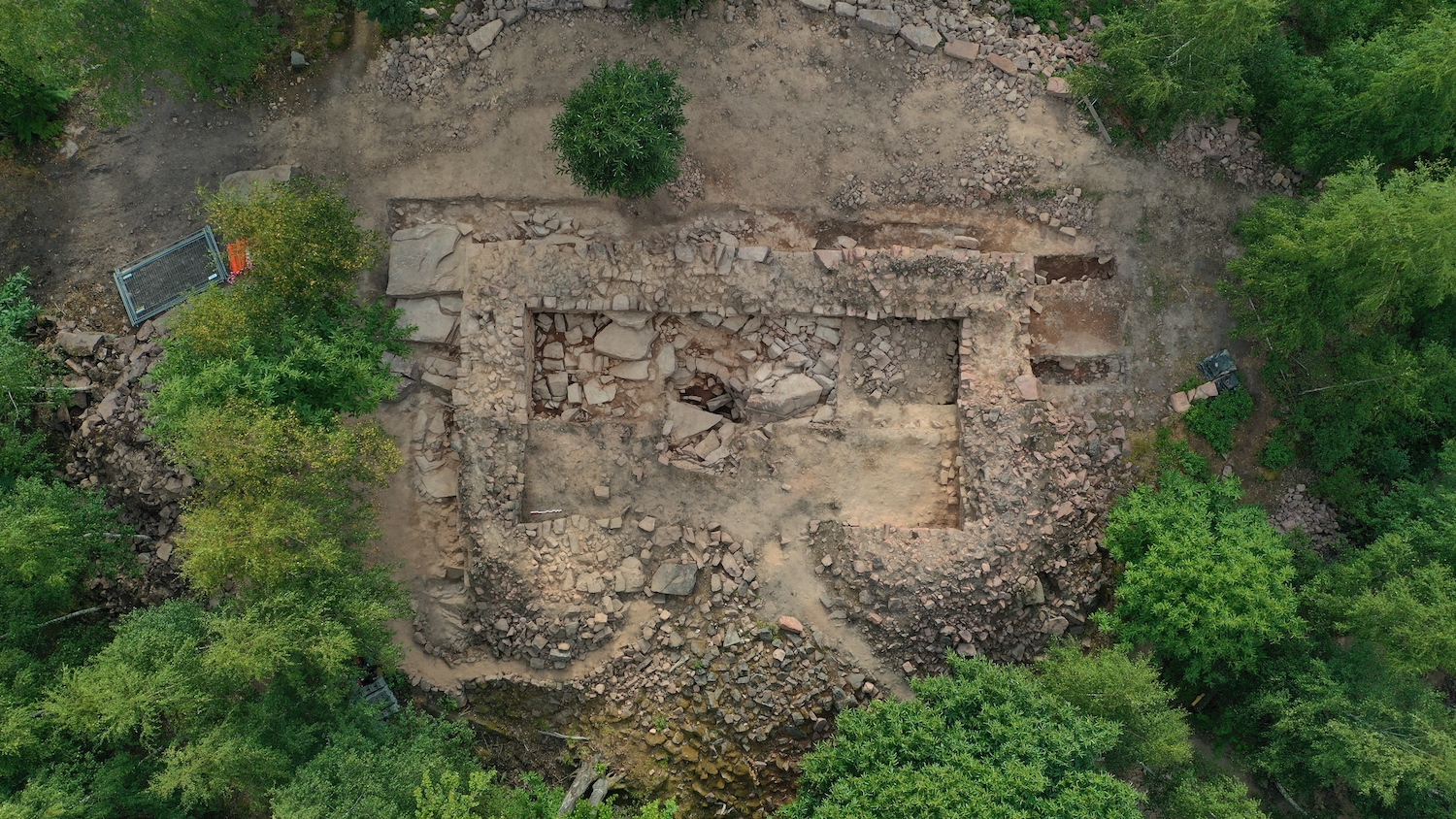 Vue aérienne du bâtiment du Xe siècle au sommet du site. © Thomas Laurent