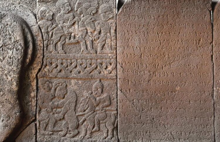 Inscription phénicienne de Karatepe. Fouilles de la forteresse hittite d’Azatiwataya et reliefs de la porte nord représentant une chasse à l’ours et une inscription. VIIIe siècle avant notre ère. Sud-est de l’Anatolie, Turquie.