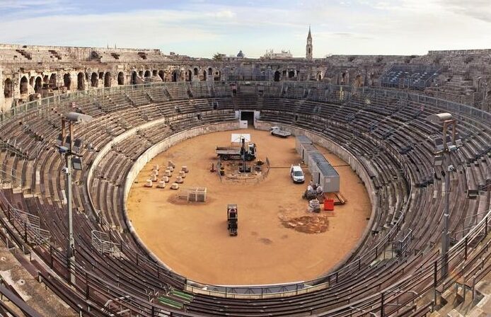 Intérieur de l’amphithéâtre avec les installations de chantier.