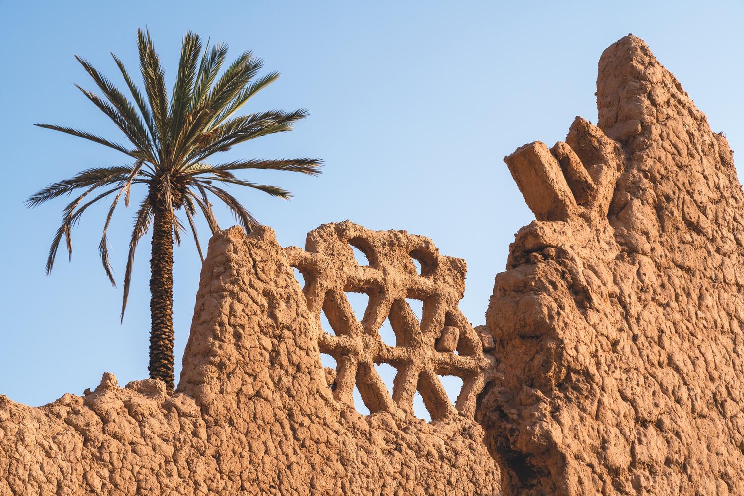 Certains parapets de terrasses étaient ornés de claustras, composés de briques crues moulées formant des motifs triangulaires. Ils favorisaient la circulation de l’air dans ces espaces tout en préservant l’intimité des occupants.