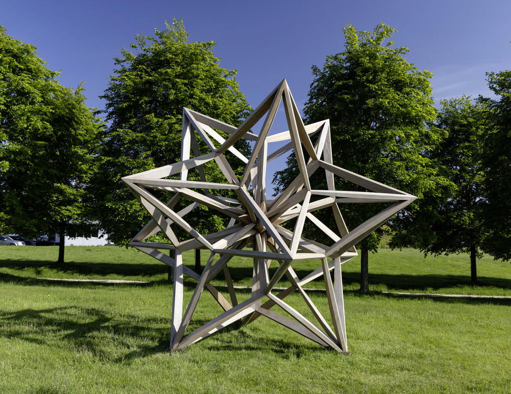 Frank Stella (1936-2024), Wooden Star I, 2024. Teck, 399 x 399 x 399 cm.