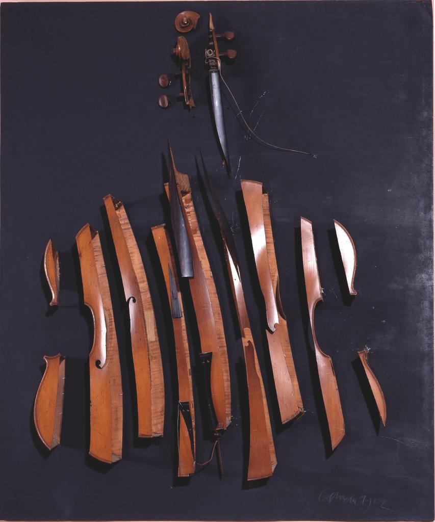 Arman (1928-2005), Cello, 1962, violoncelle tranché sur panneau de bois, 160 x 135 x 21,5 cm. Lugano, Collezione Giancarlo e Danna Olgiati. 