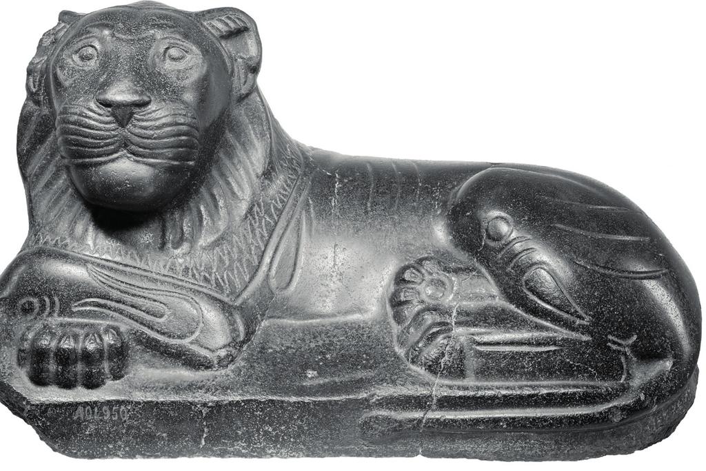 Lion couché dit de Byblos. Comme ailleurs en Orient, le lion représente la force des dieux et des souverains phéniciens, ce qui explique la popularité de ce motif. Basalte, 400-350 avant notre ère. Acquis en 1853 par A. N. Pérétié. Paris, musée du Louvre.