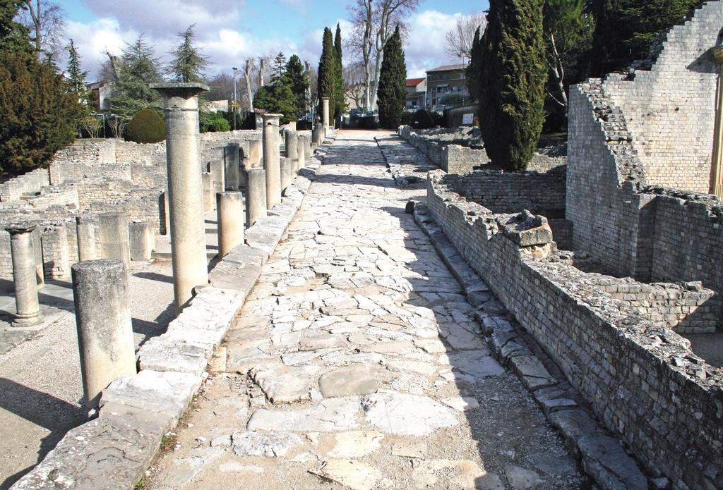 « Rue des Boutiques » sur le site de Vaison-la-Romaine.