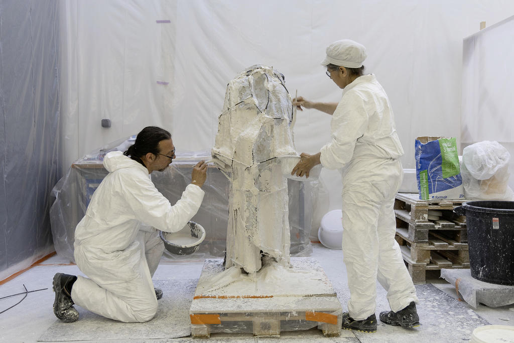 Dominique Brisset et Bruno Maloberti, mouleurs, reconstitution de l'Étude de la robe de chambre pour Balzac.