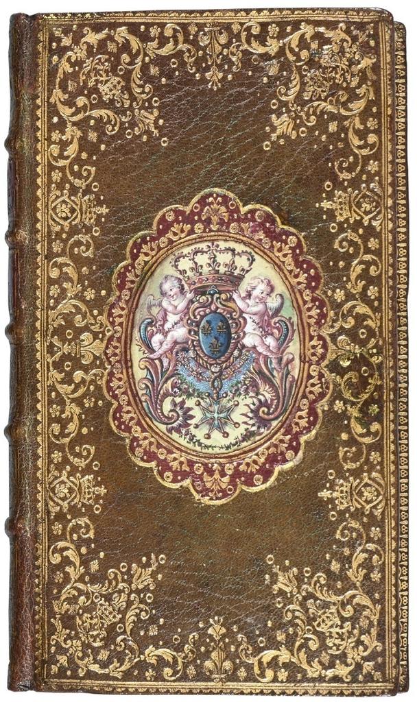 Pierre Paul Dubuisson, Armorial des principales maisons et familles du royaume, particulièrement de celles de Paris et de l’Isle de France, à Paris, aux dépens de l’auteur, 1757. Reliure en maroquin vert, décor doré à la dentelle avec fleurs de lys et doubles L couronnés du roi, au centre sous une lame de mica, armes du roi et double L couronné peints à la gouache et entourés d’une guirlande en maroquin rouge, 16,8 x 9,5 cm. Versailles, bibliothèque municipale. 