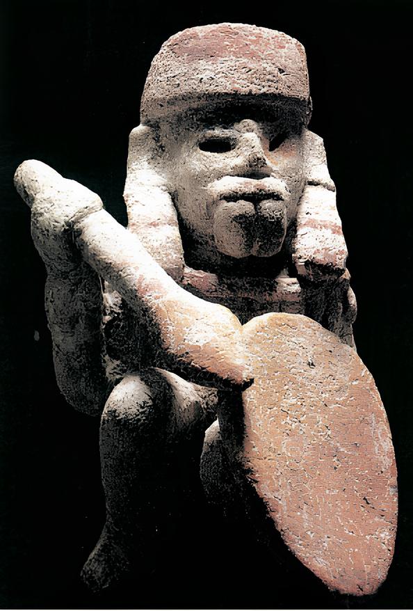 Figurine en terre cuite (1200-1521) représentant un guerrier agenouillé brandissant une lance et un bouclier. Mayapán, Yucatán, Mexique, H : 12 cm. Merida, musée régional d’anthropologie du Yucatán.