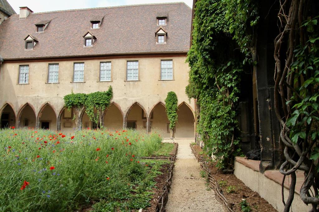 Vue depuis le cloître. L’atelier de reliure est situé dans le bâtiment au fond, sous les arcades.