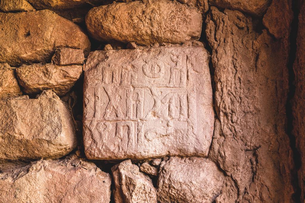 Le réemploi, dans la maçonnerie des maisons, de bas-reliefs ou d’inscriptions provenant des sites préislamiques voisins relie les habitants d’AlUla à leur passé lointain en perpétuant l’héritage culturel de la vallée à travers les millénaires.