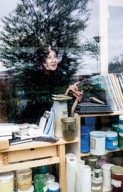 Anne Slacik dans son atelier à Saint-Denis.