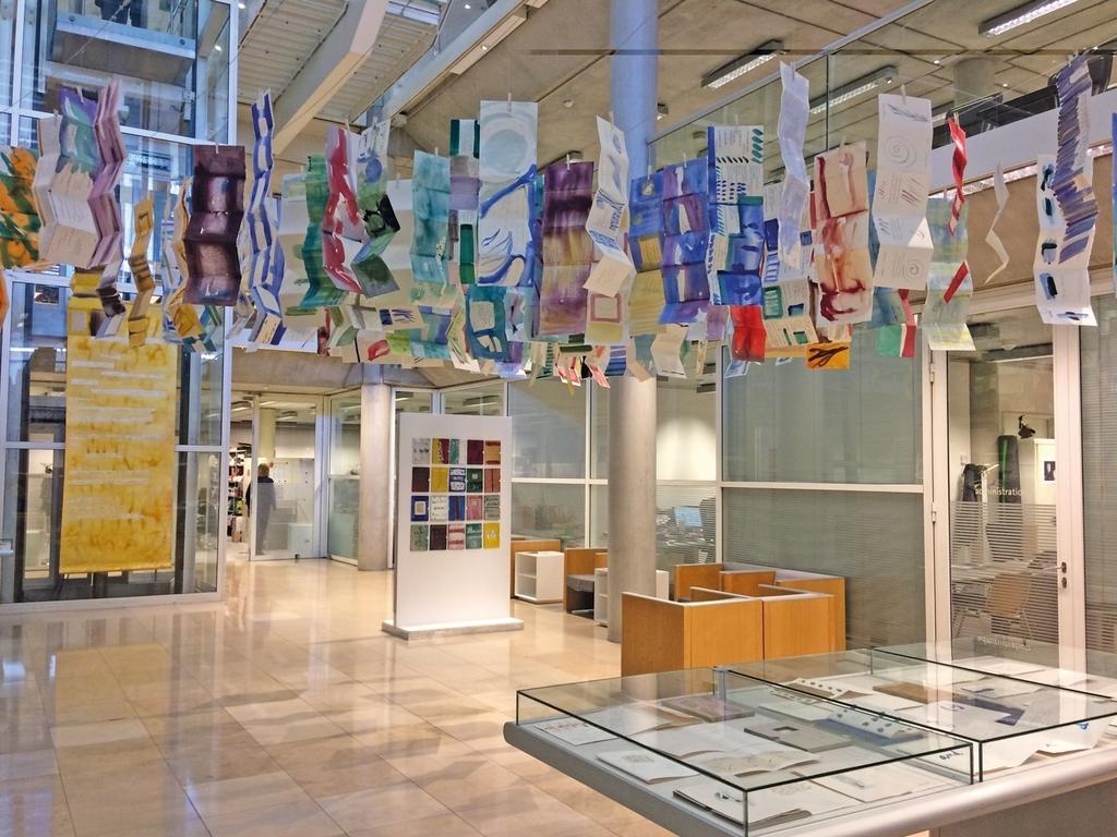 Installation de la collection des 130 livres manuscrits peints à l’occasion de leur acquisition par la bibliothèque Carré d’art à Nîmes, 2019.