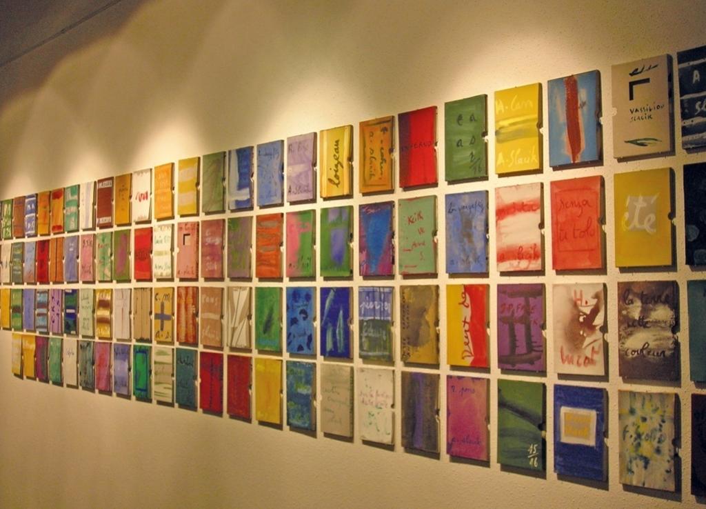 Mur de boîtes des livres manuscrits peints, installation à la bibliothèque Forney, 2014.