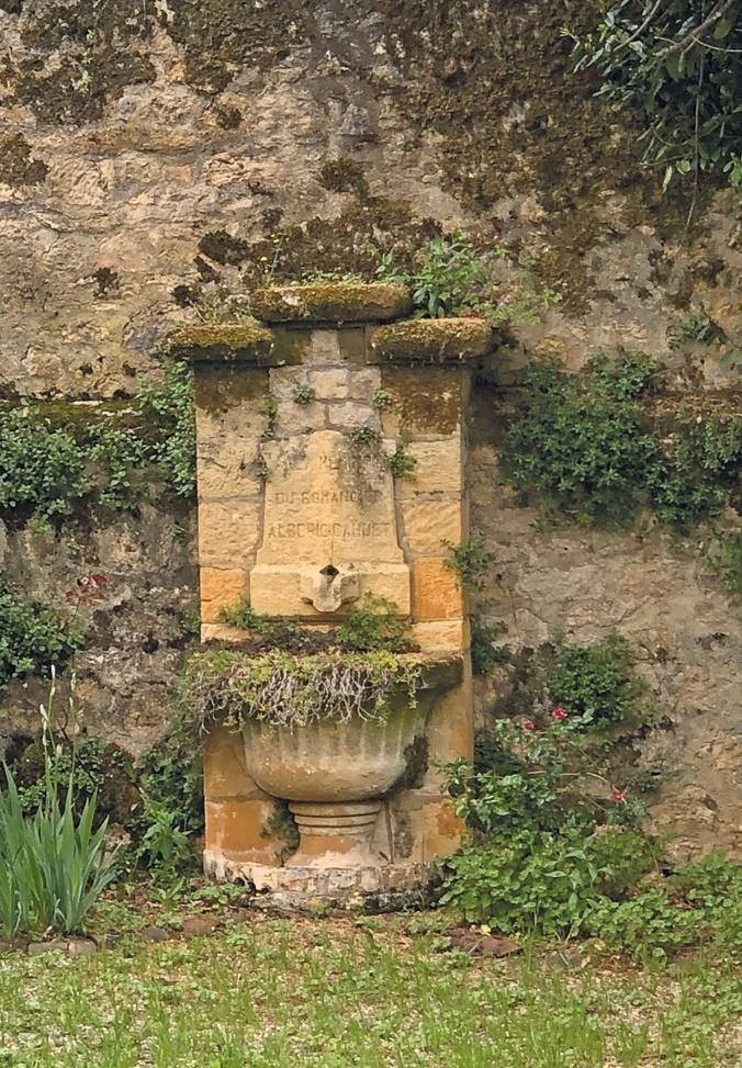 Au fond du jardin, une fontaine dédiée à l’écrivain porte l’inscription : « À la mémoire du romancier Albéric Cahuet. »