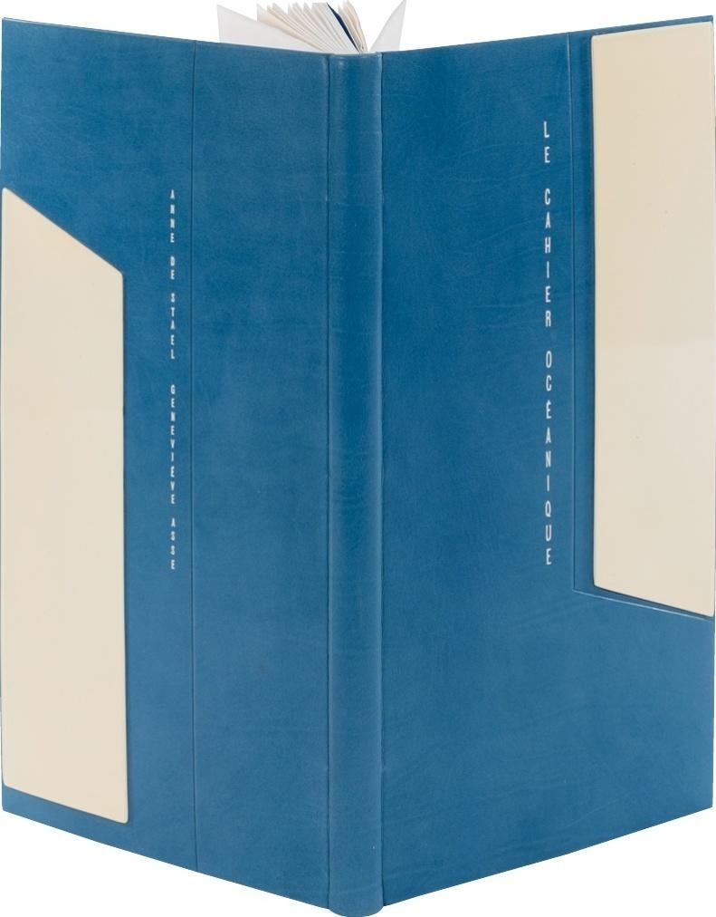 Anne de Staël, Le Cahier océanique, gravures de Geneviève Asse, éditions Écarts, Paris, 2010, n° 70/70. Reliure plein box bleu, décor en relief avec deux plaques de tissu de verre et résine époxy, gardes en daim blanc, 2017, signée N.Berjon-LB5.