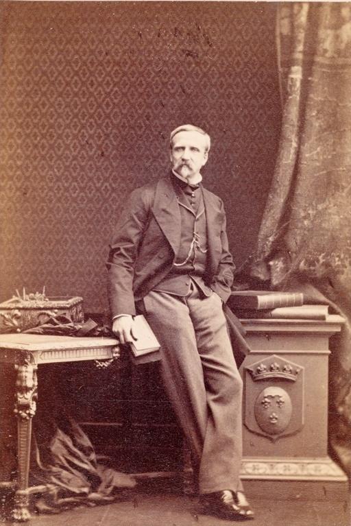 Henri d’Orléans, duc d’Aumale, photographie de Camille Silvy (1834-1910) montrant le bibliophile livre à la main, Angleterre, vers 1860.