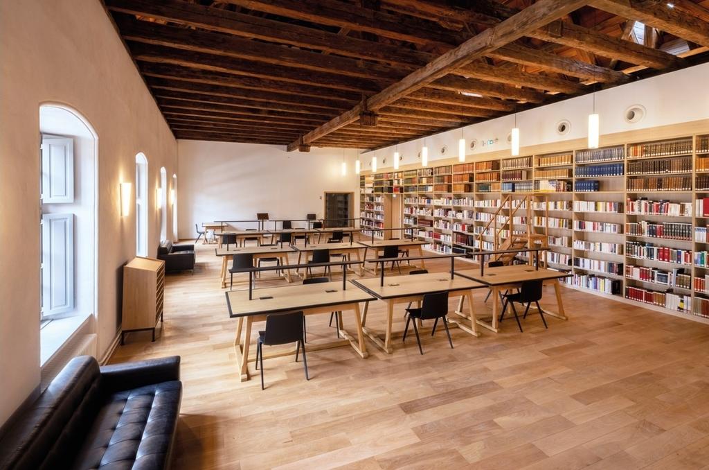 Une salle de lecture de la bibliothèque.