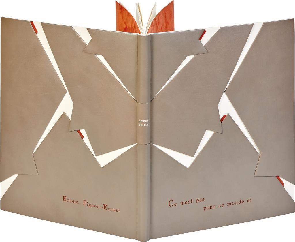 André Velter, Ce n’est pas pour ce monde-ci (poème inédit), deux gravures originales sur cuivre d’Ernest Pignon-Ernest, Paris, Tanguy Garric, 2001, édition originale sur vélin Lana Royal, exemplaire n° 32/60, 280 x 330 mm. Reliure « tuile » : veau blanc recouvert de cinq formes de box mastic, ponctuations de veau rouge, doublures de box mastic et gardes de daim orange, 2017.